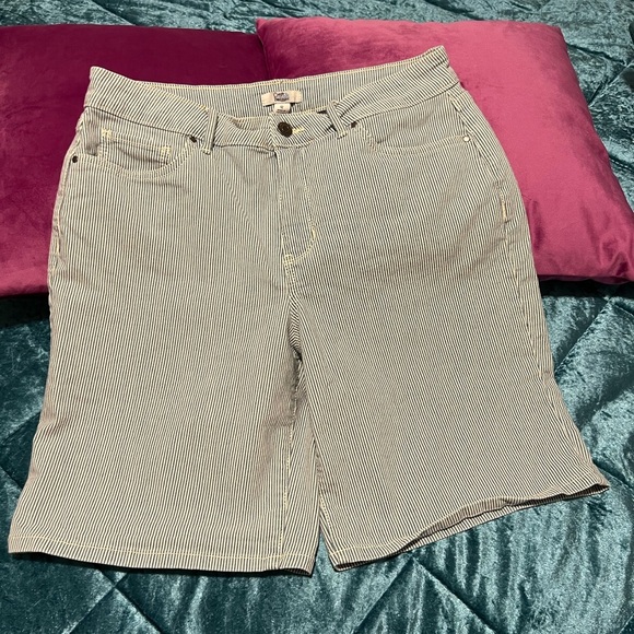 CROFT & BARROW women shorts-Bermuda/ size 12 - Picture 2 of 8